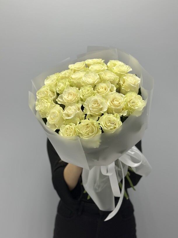 Букет из 25 белых роз, артикул F1395786 - 12100 рублей, доставка по городу. Flawery - доставка цветов