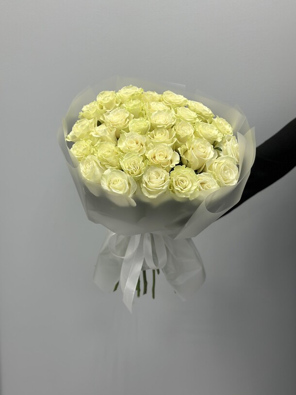 Букет из 31 белой розы, артикул F1395787 - 14850 рублей, доставка по городу. Flawery - доставка цветов