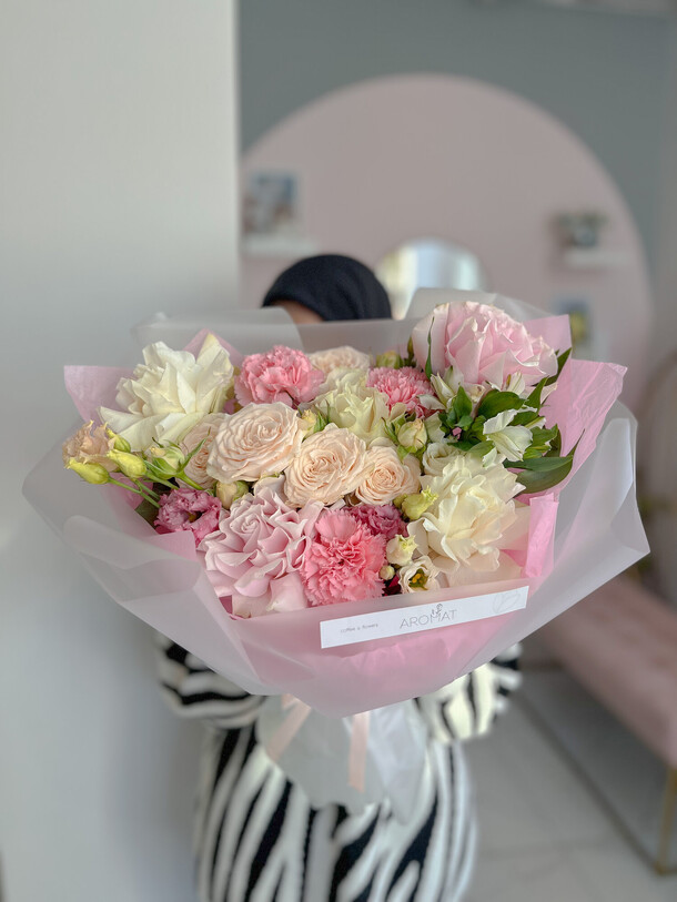 Нежный букет с розами, артикул F1395897 - 6160 рублей, доставка по городу. Flawery - доставка цветов