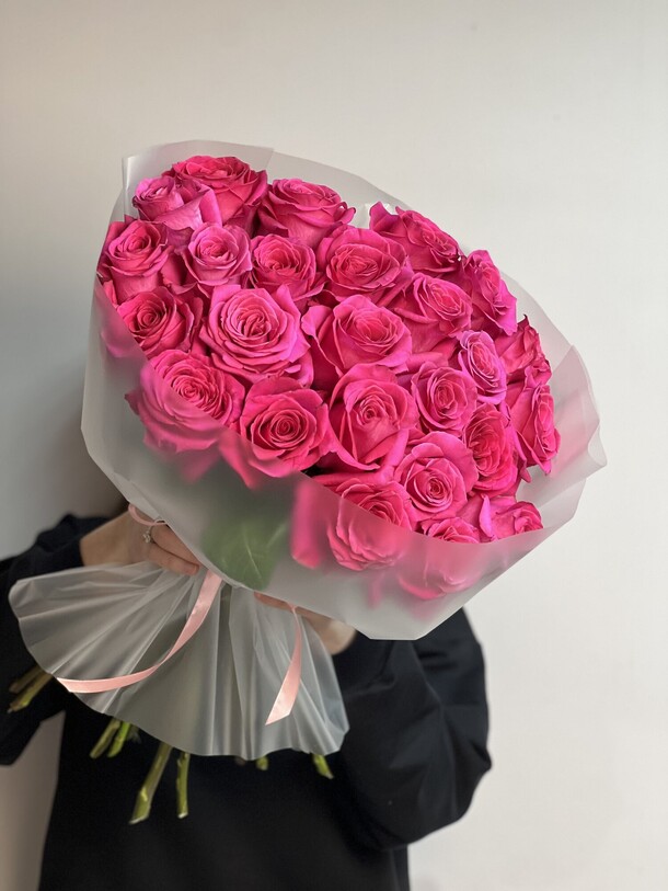25 ярко розовых роз, артикул F1398006 - 12100 рублей, доставка по городу. Flawery - доставка цветов