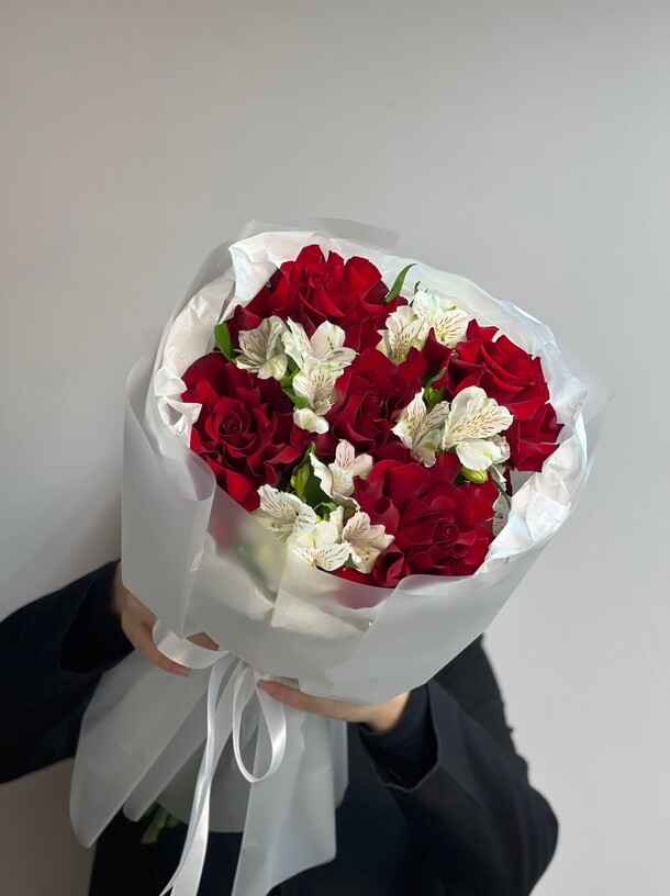 Букет из ажурных роз и альстромерий, артикул F1398357 - 5790 рублей, доставка по городу. Flawery - доставка цветов