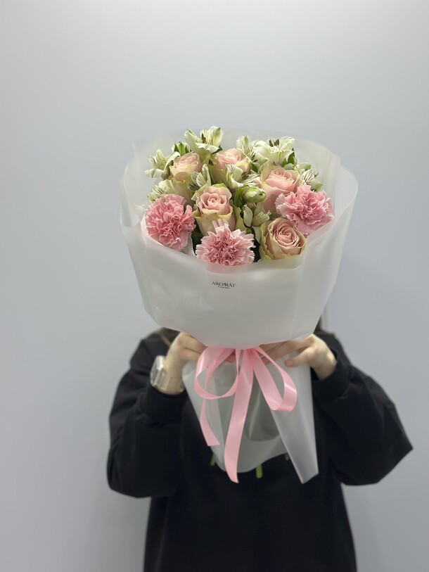 Букет из роз, диантусов и альстромерий, артикул F1400836 - 5225 рублей, доставка по городу. Flawery - доставка цветов