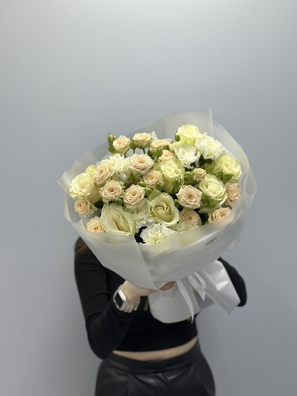 Нежный букет с кустовыми розами, артикул F1400976 - 8470 рублей, доставка по городу. Flawery - доставка цветов