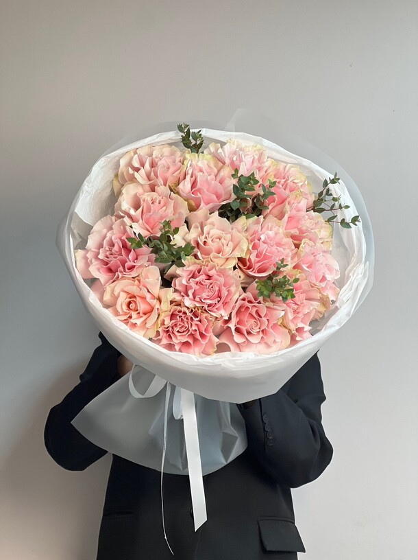 15 ажурных роз с эвкалиптом, артикул F1403367 - 12500 рублей, доставка по городу. Flawery - доставка цветов