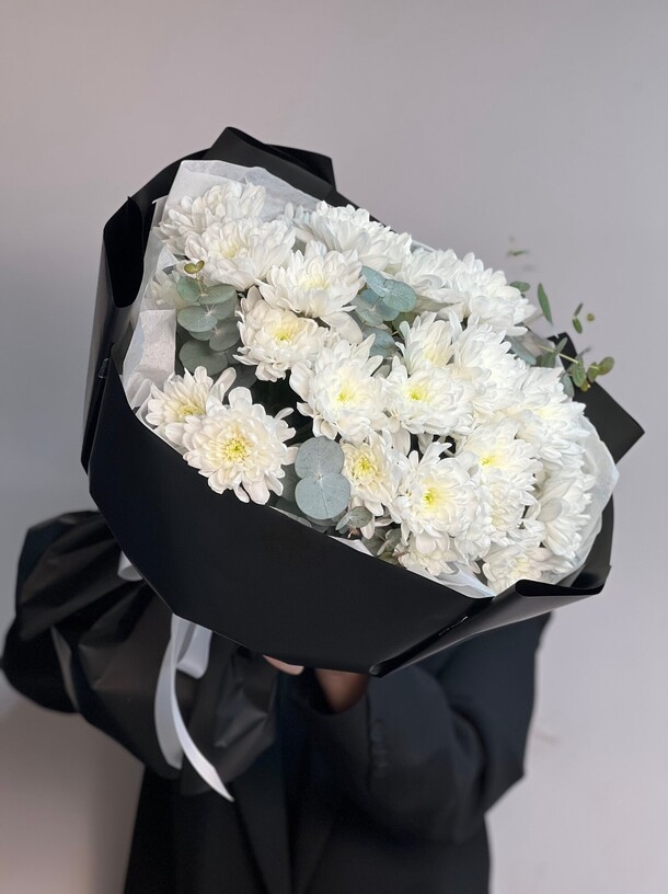 Букет из хризантем и эвкалипта, артикул F1403587 - 5940 рублей, доставка по городу. Flawery - доставка цветов