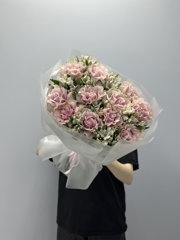 Букет из ажурных роз и альстромерий, артикул F1403684 - 11330 рублей, доставка по городу. Flawery - доставка цветов