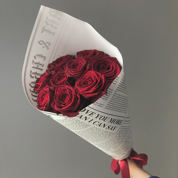 9 красных роз в крафте, артикул F1362890 - 3500 рублей, доставка по городу. Flawery - доставка цветов