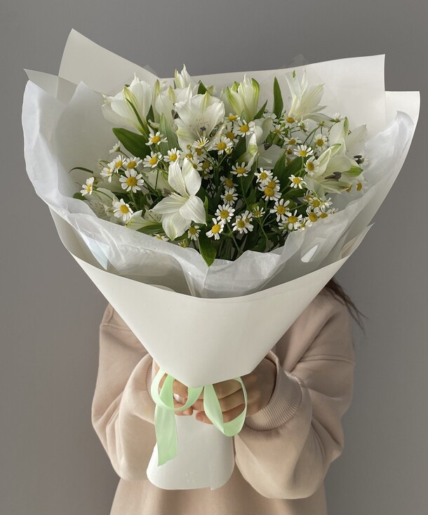 Светлые чувства, артикул F1377438 - 2870 рублей, доставка по городу. Flawery - доставка цветов