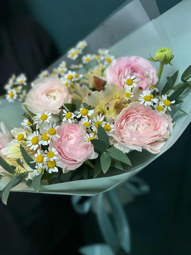 Букет из лютиков и ромашек, артикул F1233893 - 5200 рублей, доставка по городу. Flawery - доставка цветов