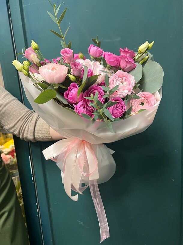 Гортензия и ранункулюсы, артикул F1234070 - 8200 рублей, доставка по городу. Flawery - доставка цветов