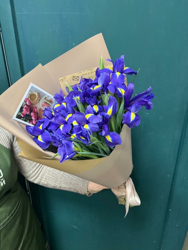 Букет из ирисов 25 синий ирис, артикул F1260922 - 3900 рублей, доставка по городу. Flawery - доставка цветов