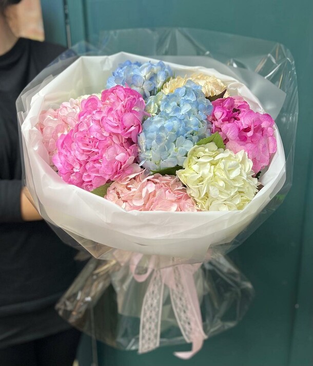 Букет из 9 гортензий, артикул F1266120 - 9800 рублей, доставка по городу. Flawery - доставка цветов