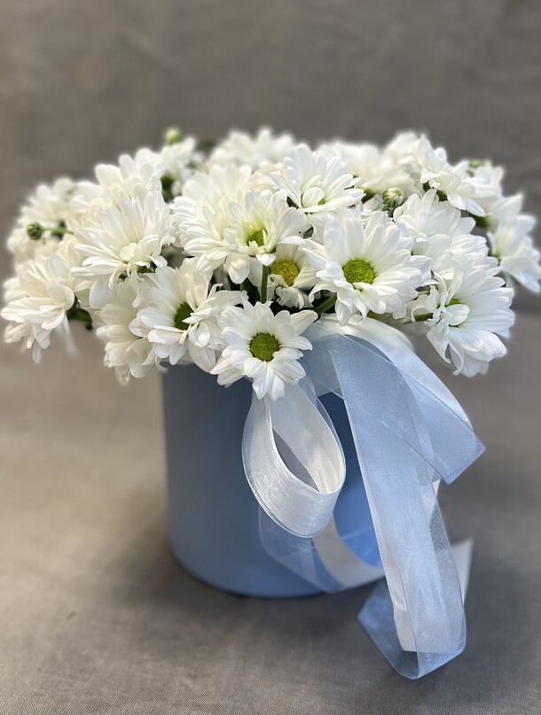 Коробка с ромашками, артикул F1333050 - 2900 рублей, доставка по городу. Flawery - доставка цветов