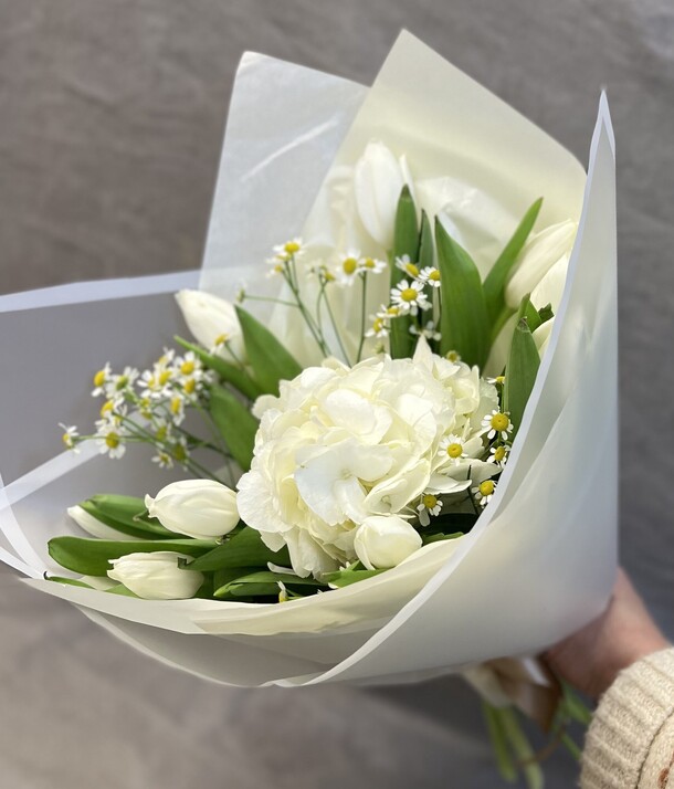 Тюльпаны и гортензия, артикул F1333237 - 4200 рублей, доставка по городу. Flawery - доставка цветов