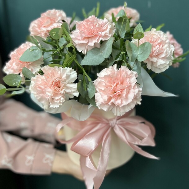 Коробочка с диантусами, артикул F1385936 - 2700 рублей, доставка по городу. Flawery - доставка цветов