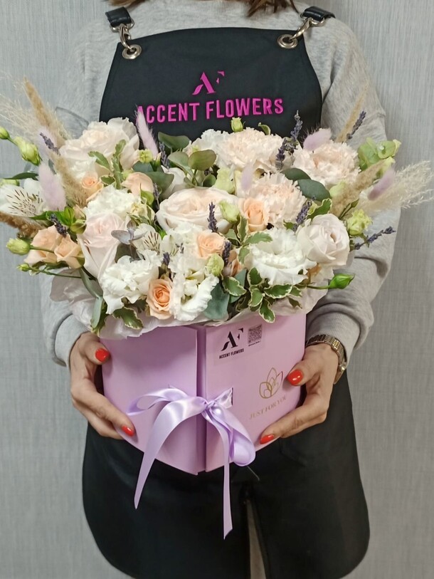 Коробка цветов с конфетами, артикул F1238432 - 7370 рублей, доставка по городу. Flawery - доставка цветов