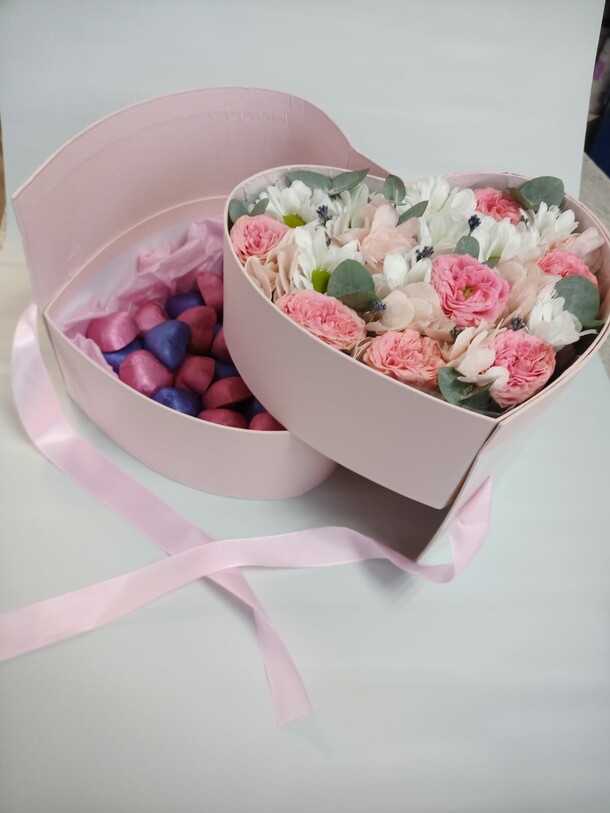 Коробка цветов в виде сердца, артикул F1375271 - 3410 рублей, доставка по городу. Flawery - доставка цветов