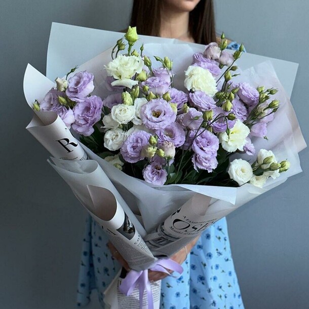 Букет из лавандовых и белых эустом, артикул F1210133 - 4990 рублей, доставка по городу. Flawery - доставка цветов