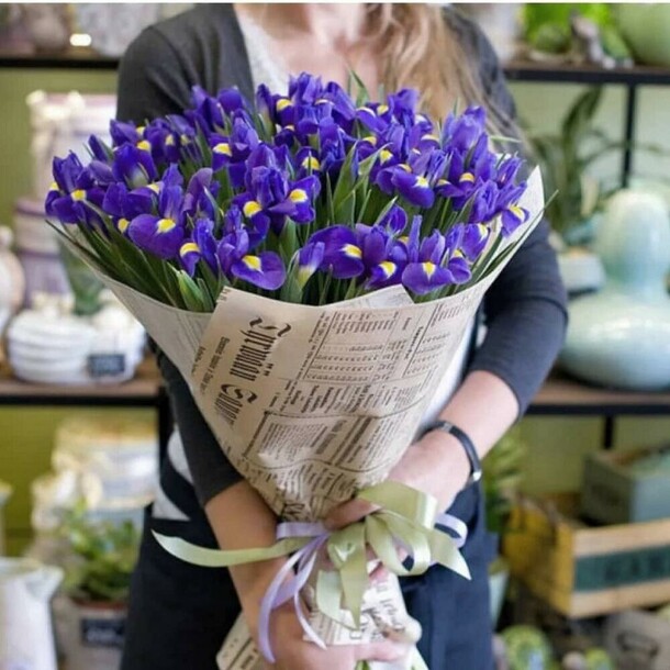 25 ирисов в крафте, артикул F1210310 - 3990 рублей, доставка по городу. Flawery - доставка цветов