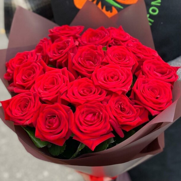 Букет из 25 роз ред наоми, артикул F1210765 - 9548 рублей, доставка по городу. Flawery - доставка цветов