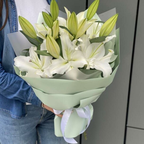 Букет из 3 белых лилий, артикул F1213690 - 4390 рублей, доставка по городу. Flawery - доставка цветов