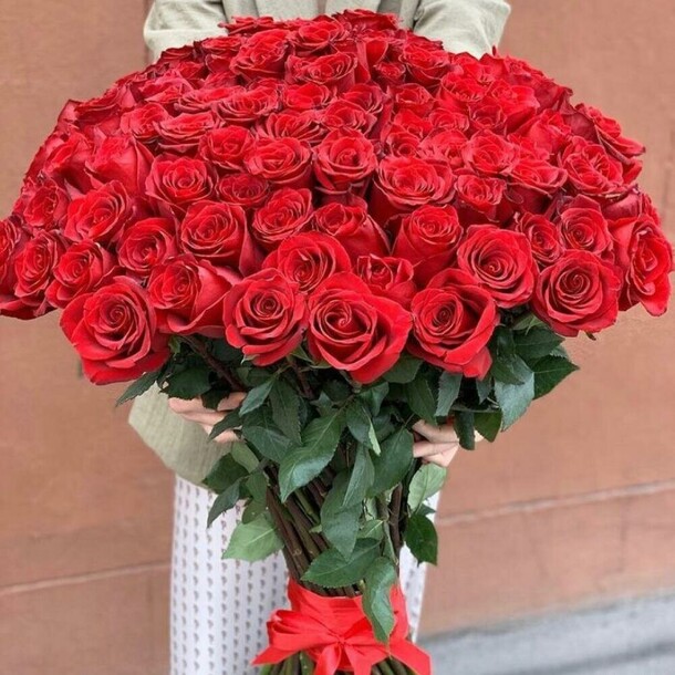 Букет из 101 красной розы 70см, артикул F1214301 - 43830 рублей, доставка по городу. Flawery - доставка цветов