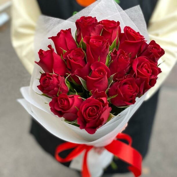 Букет из 15 красных роз мадам ред, артикул F1214421 - 3090 рублей, доставка по городу. Flawery - доставка цветов