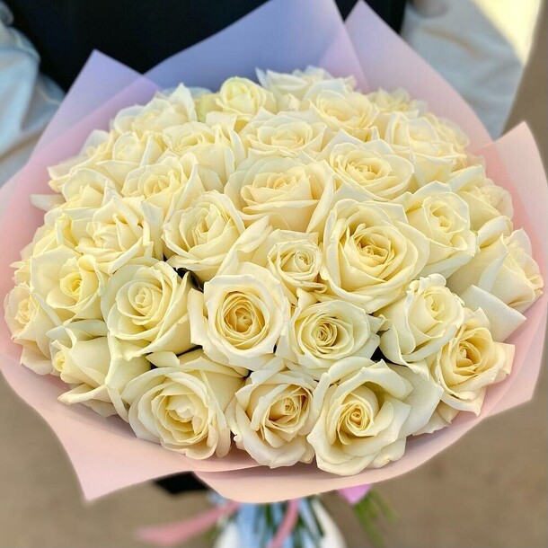 Букет из 35 белых роз, артикул F1215625 - 12650 рублей, доставка по городу. Flawery - доставка цветов