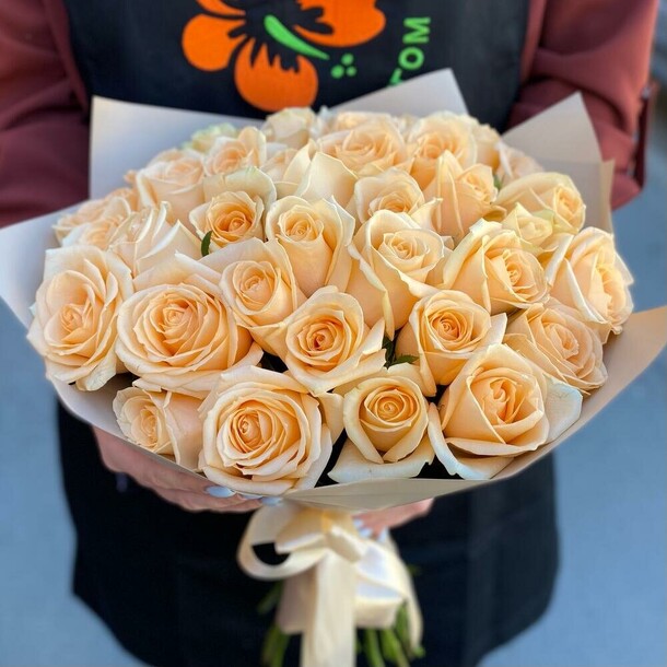 Букет из 35 персиковых роз, артикул F1216369 - 12690 рублей, доставка по городу. Flawery - доставка цветов