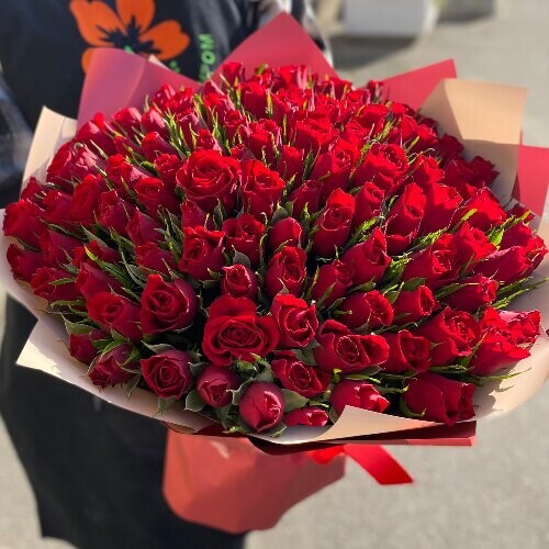 Букет 101 красная роза "кения", артикул F1216701 - 12690 рублей, доставка по городу. Flawery - доставка цветов