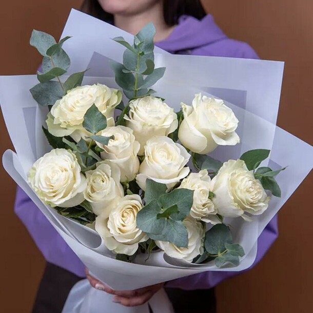 Букет из 11 белых роз с эвкалиптом, артикул F1217650 - 6190 рублей, доставка по городу. Flawery - доставка цветов