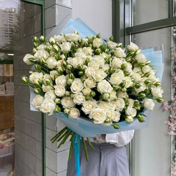 Букет из 35 кустовых роз, артикул F1220100 - 20590 рублей, доставка по городу. Flawery - доставка цветов