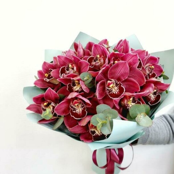 15 бордовых орхидей с эвкалиптом, артикул F1220983 - 12737 рублей, доставка по городу. Flawery - доставка цветов