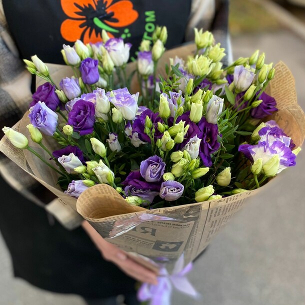 Букет из 7 фиолетовых эустом, артикул F1222277 - 4190 рублей, доставка по городу. Flawery - доставка цветов