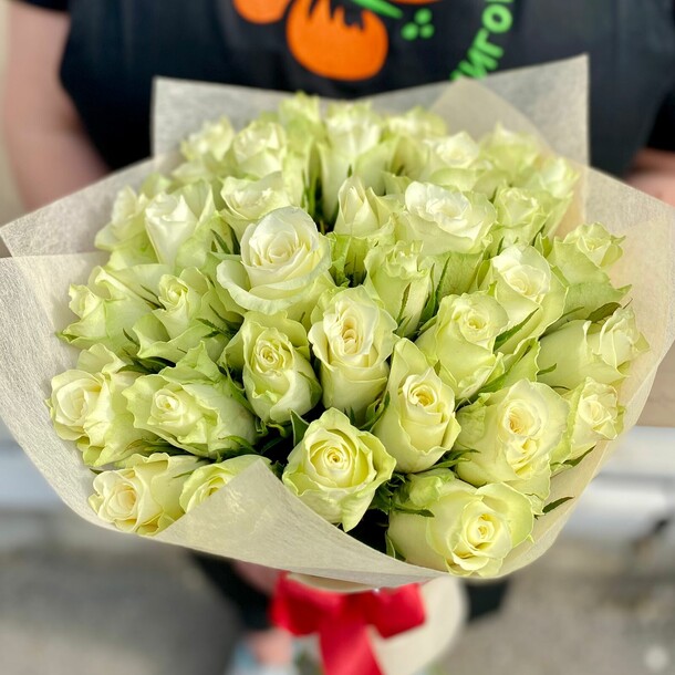 Букет из 35 белых роз "кения", артикул F1223593 - 4690 рублей, доставка по городу. Flawery - доставка цветов