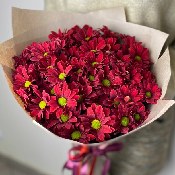 Букет бордовых хризантем, артикул F1223800 - 3590 рублей, доставка по городу. Flawery - доставка цветов