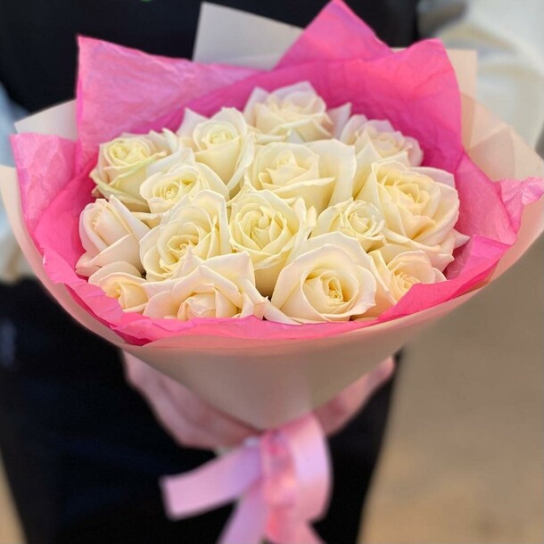 Букет из 15 белых роз "аваланш", артикул F1223805 - 5650 рублей, доставка по городу. Flawery - доставка цветов