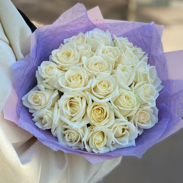 Букет из 25 белых роз "аваланш", артикул F1223806 - 9150 рублей, доставка по городу. Flawery - доставка цветов