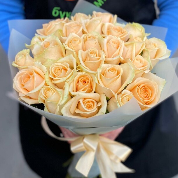 Букет из 25 персиковых роз, артикул F1224054 - 9150 рублей, доставка по городу. Flawery - доставка цветов