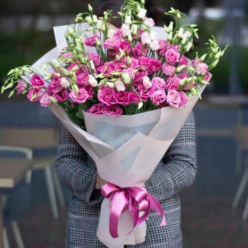 Букет из 19 розовых лизиантусов (эустом), артикул F1230552 - 9390 рублей, доставка по городу. Flawery - доставка цветов