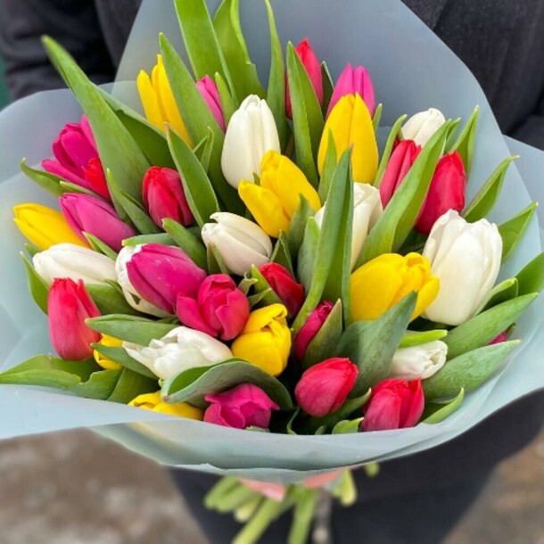 Букет из 35 ярких тюльпанов, артикул F1243500 - 9490 рублей, доставка по городу. Flawery - доставка цветов