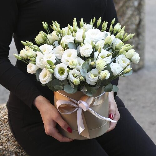 7 белых эустом с эвкалиптом в шляпной коробке, артикул F1243507 - 5890 рублей, доставка по городу. Flawery - доставка цветов