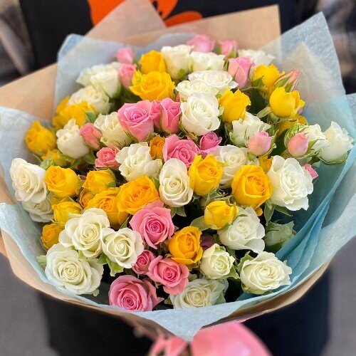 Букет из 25 кустовых роз, артикул F1244192 - 9090 рублей, доставка по городу. Flawery - доставка цветов