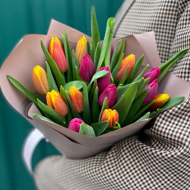 Букет из 15 тюльпанов микс, артикул F1244206 - 4290 рублей, доставка по городу. Flawery - доставка цветов