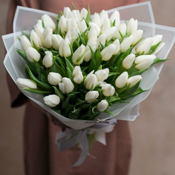 Букет 51 белый тюльпан, артикул F1244244 - 13690 рублей, доставка по городу. Flawery - доставка цветов