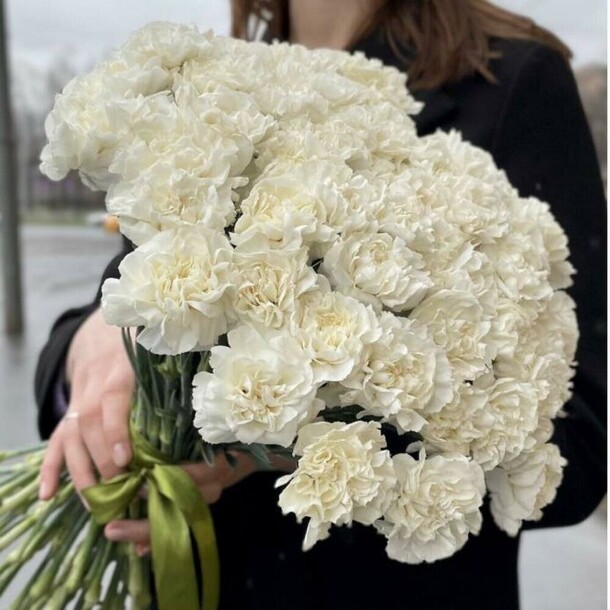 Букет из 31 белого диантуса, артикул F1244269 - 5790 рублей, доставка по городу. Flawery - доставка цветов