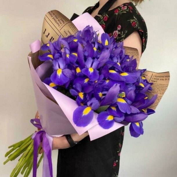 Букет из 29 ирисов, артикул F1245745 - 4490 рублей, доставка по городу. Flawery - доставка цветов