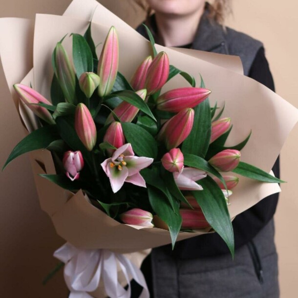 Букет из 5 розовых лилий, артикул F1258549 - 6490 рублей, доставка по городу. Flawery - доставка цветов