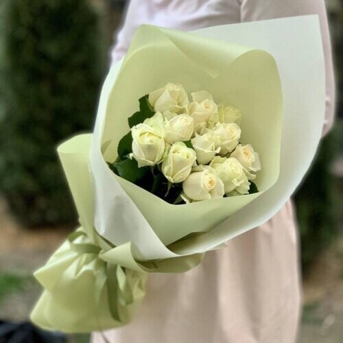 Букет из 11 белых роз "аваланш", артикул F1264700 - 4250 рублей, доставка по городу. Flawery - доставка цветов