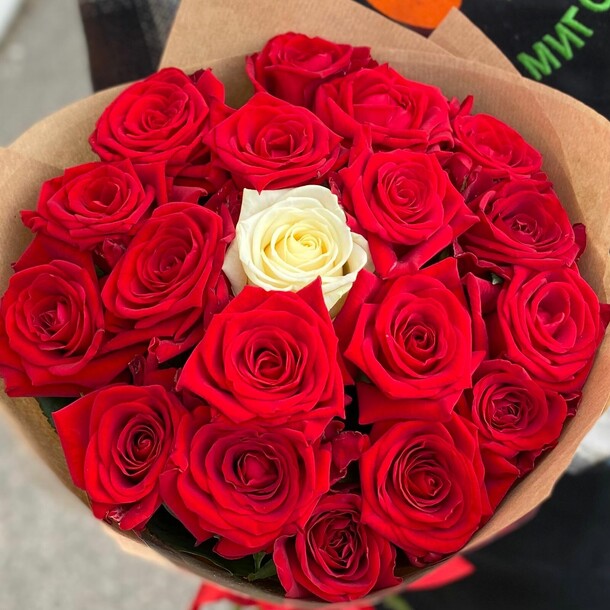 Букет из 19 роз «сюрприз», артикул F1267022 - 7090 рублей, доставка по городу. Flawery - доставка цветов